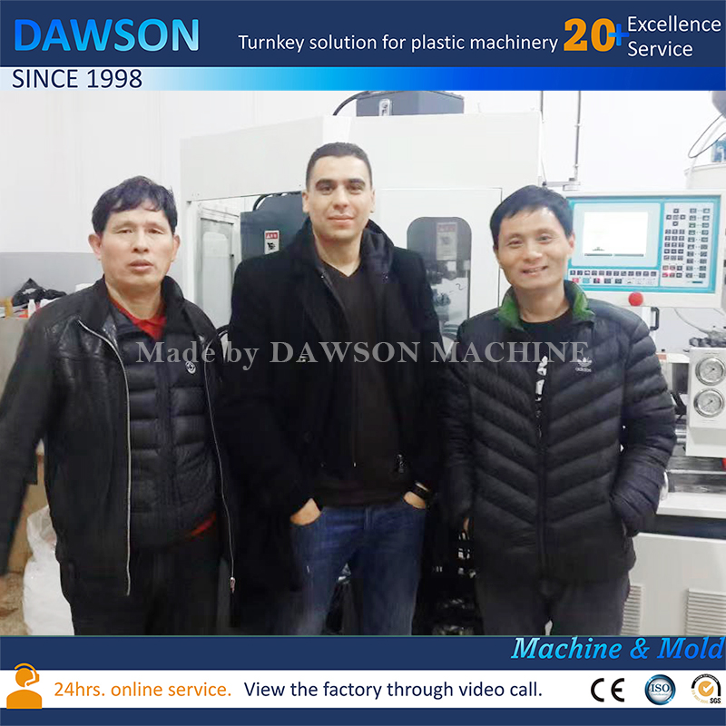 Полностью автоматические непрозрачные белые вазелиновые банки. Машины для литья с выдувом под давлением. Система литья под давлением с выдувом.