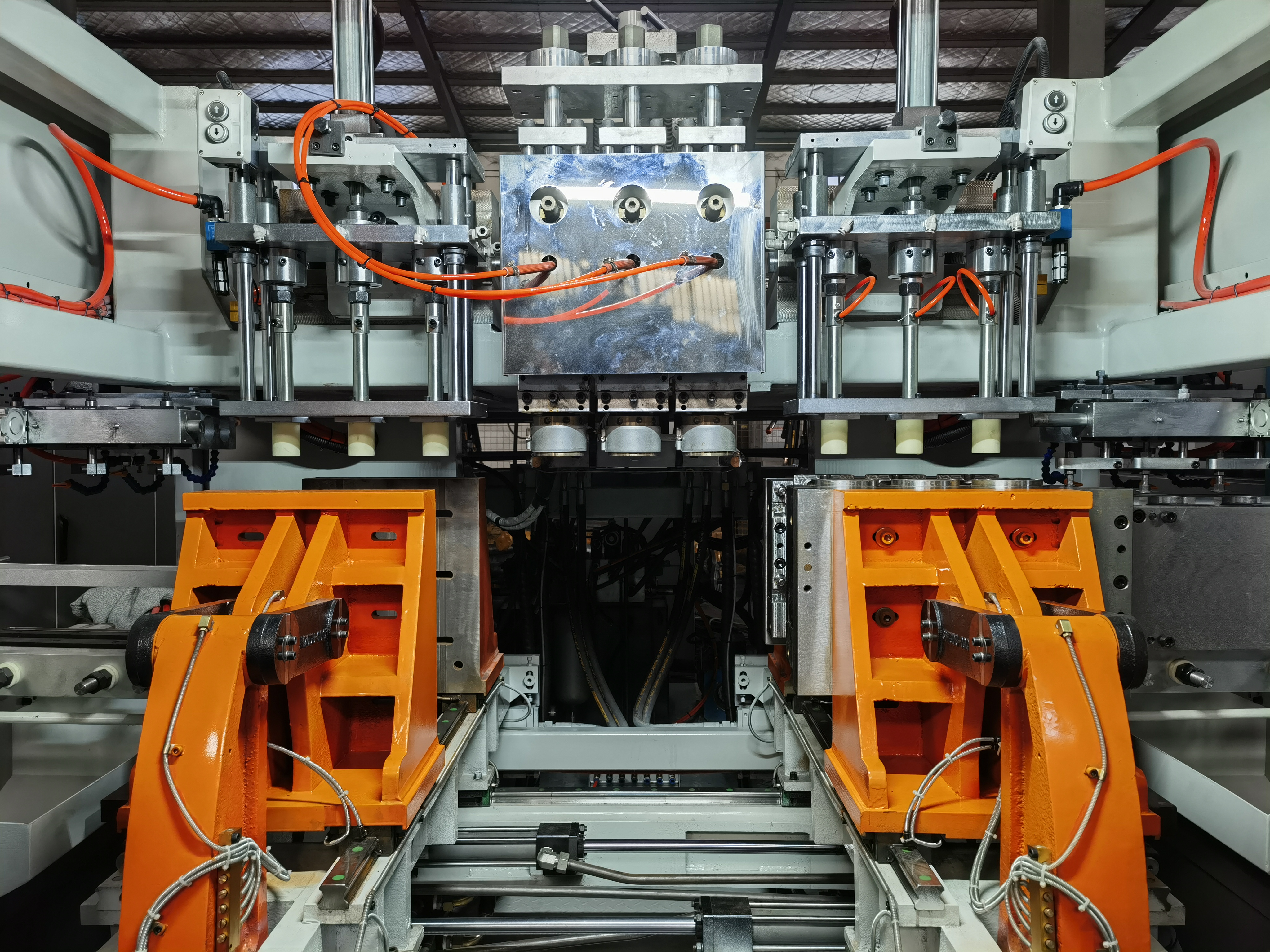 Инновации в энергосистемах: переход от гидравлического выдувного формования к полностью электрической эре