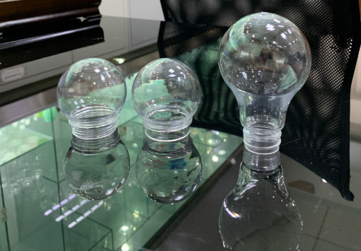 Машина для литья под давлением с выдувом и вытягиванием повышает эффективность производства лампочек