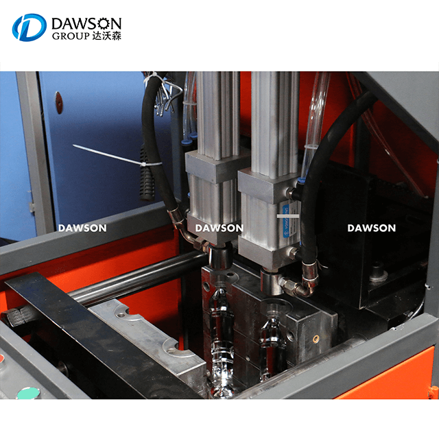 Полуавтоматическая машина для выдувного формования пластиковых бутылок 5л на заводе по производству ПЭТ-бутылок